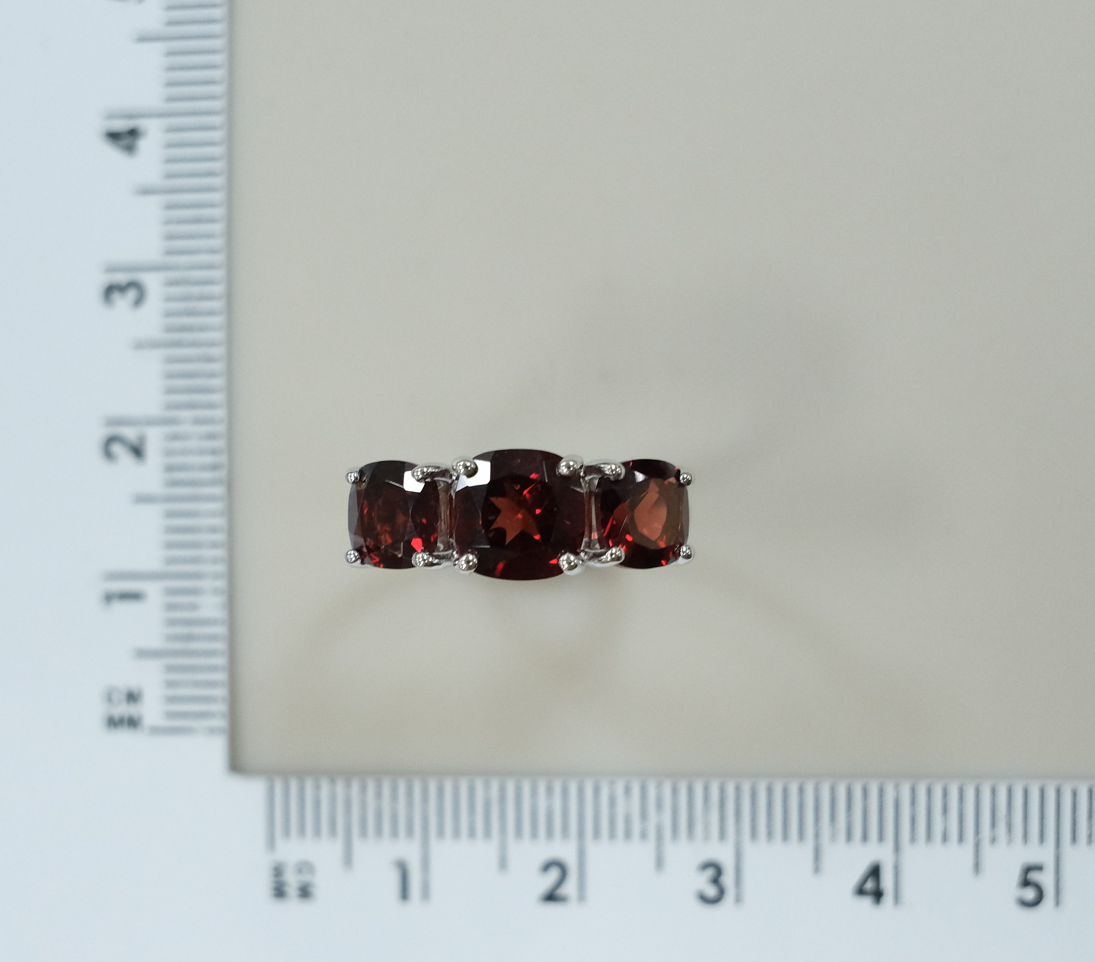 Серебряное кольцо с гранатами